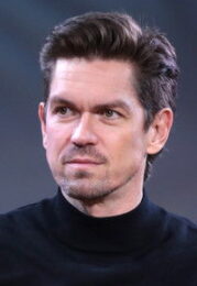 Steve Howey